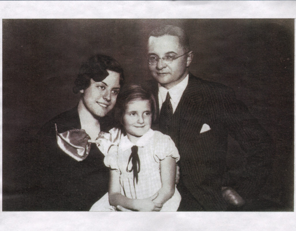 Young Marianne with her parents