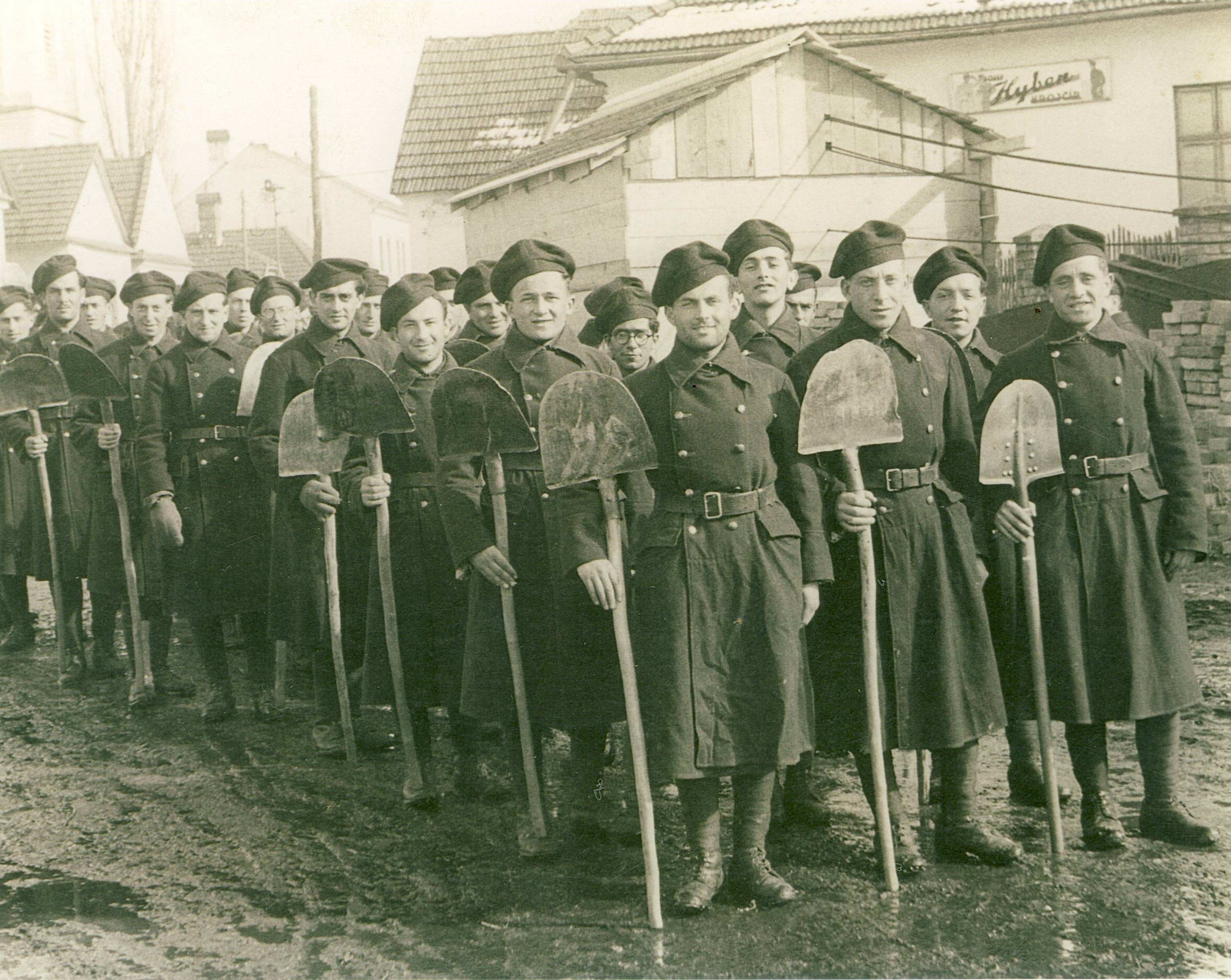 Work Brigade 1941 in Hummene posing with upright shovels