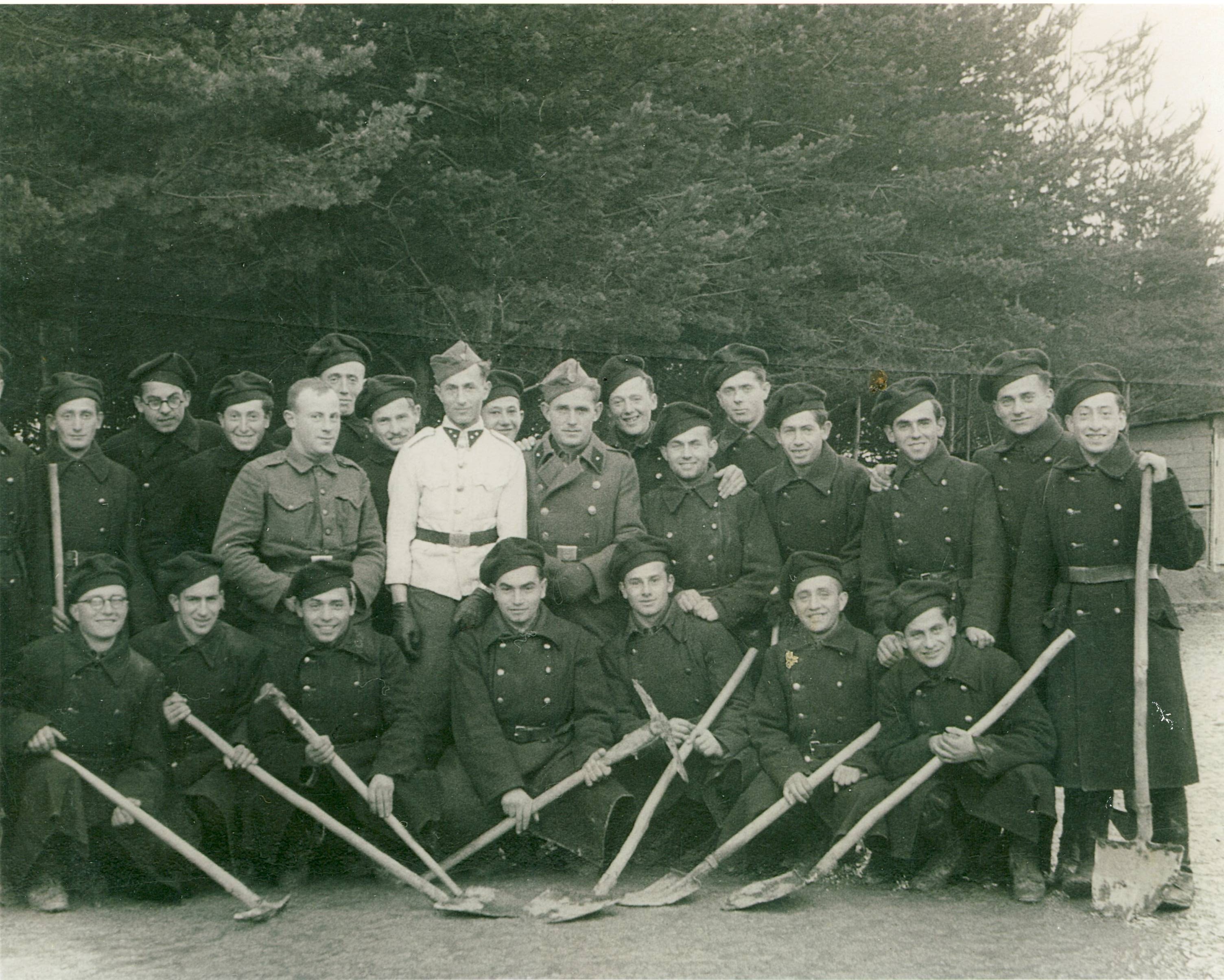 Work Brigade 1941 in Hummene posing with shovels