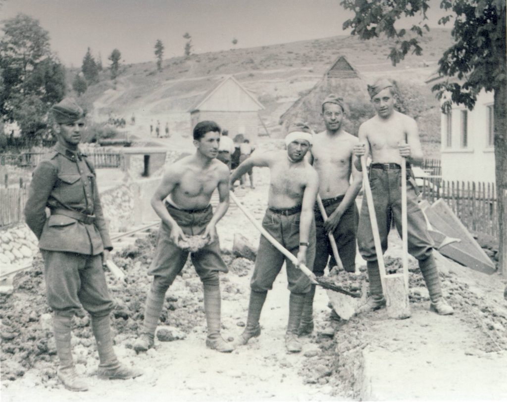 Work Brigade 1941 in Hummene digging