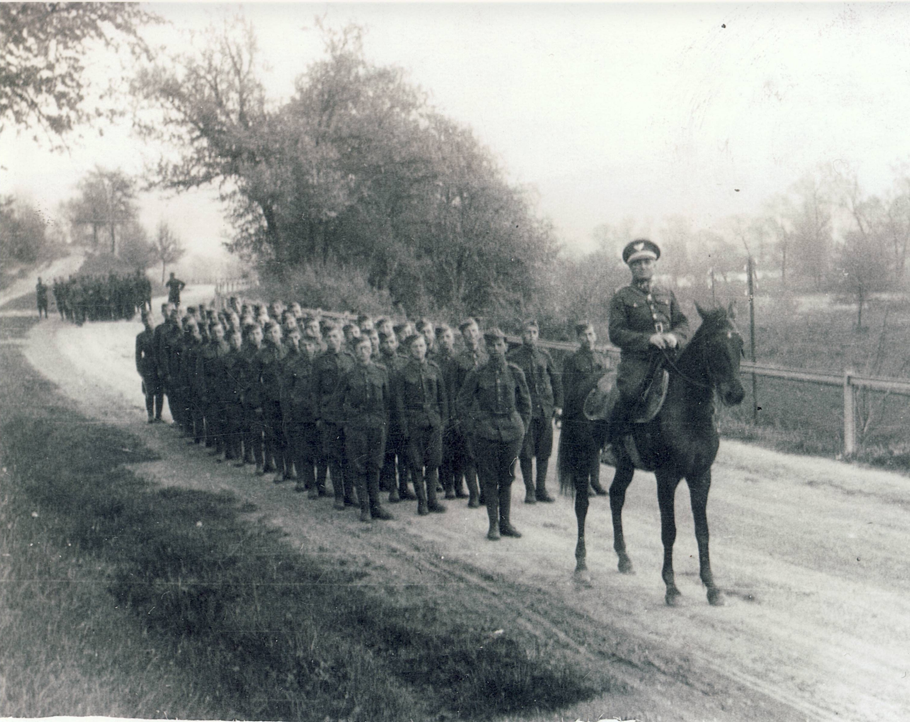Work Brigade 1941 in Hummene standing behind a horse