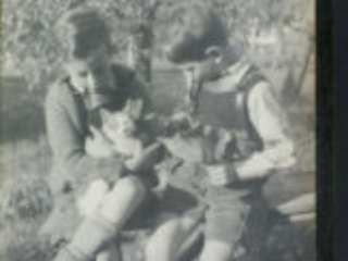 #4 John and Walter Gusdorf children, kitten John and Walter Gusdorf as children with a kitten
